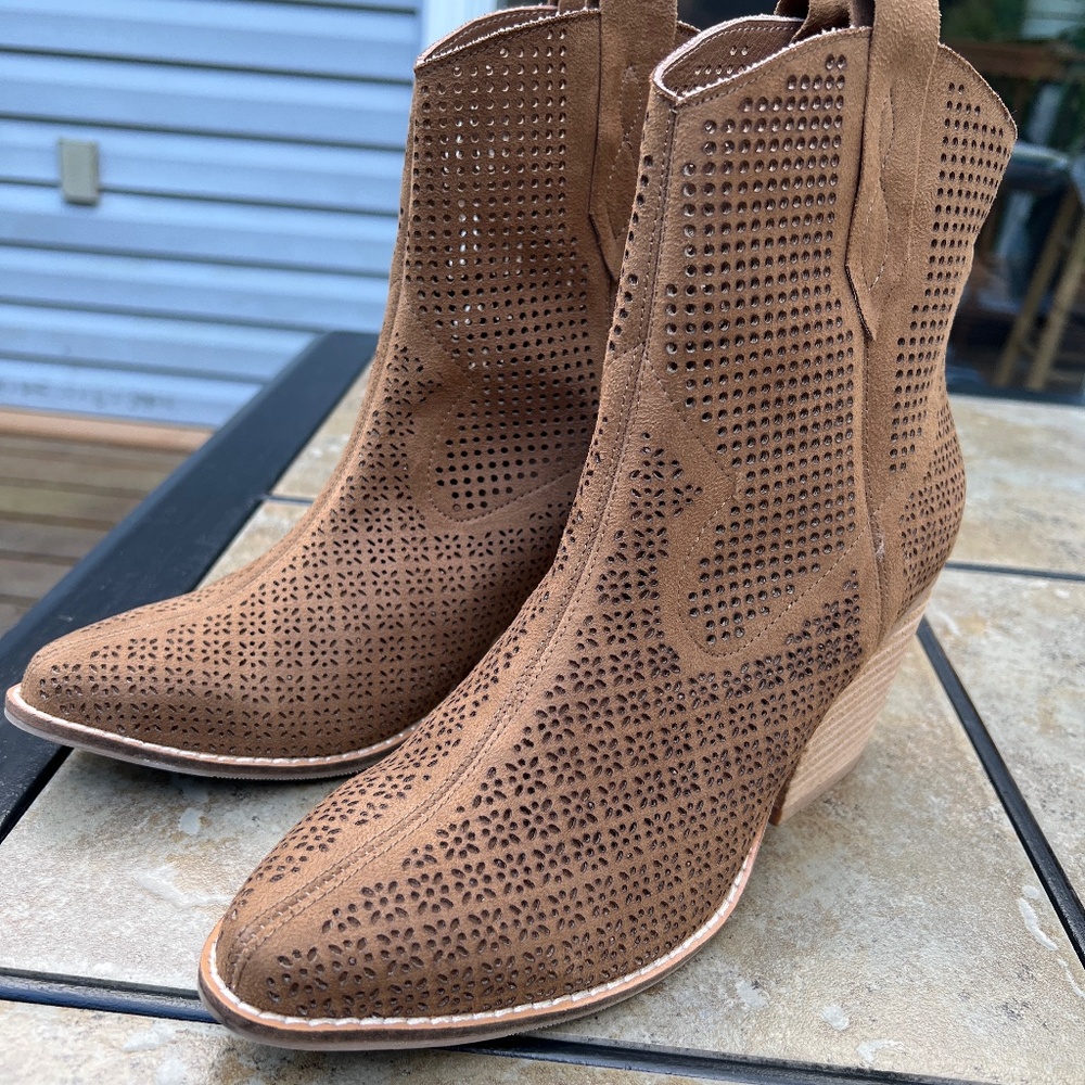 Coconuts By Matisse - Excellent Like New